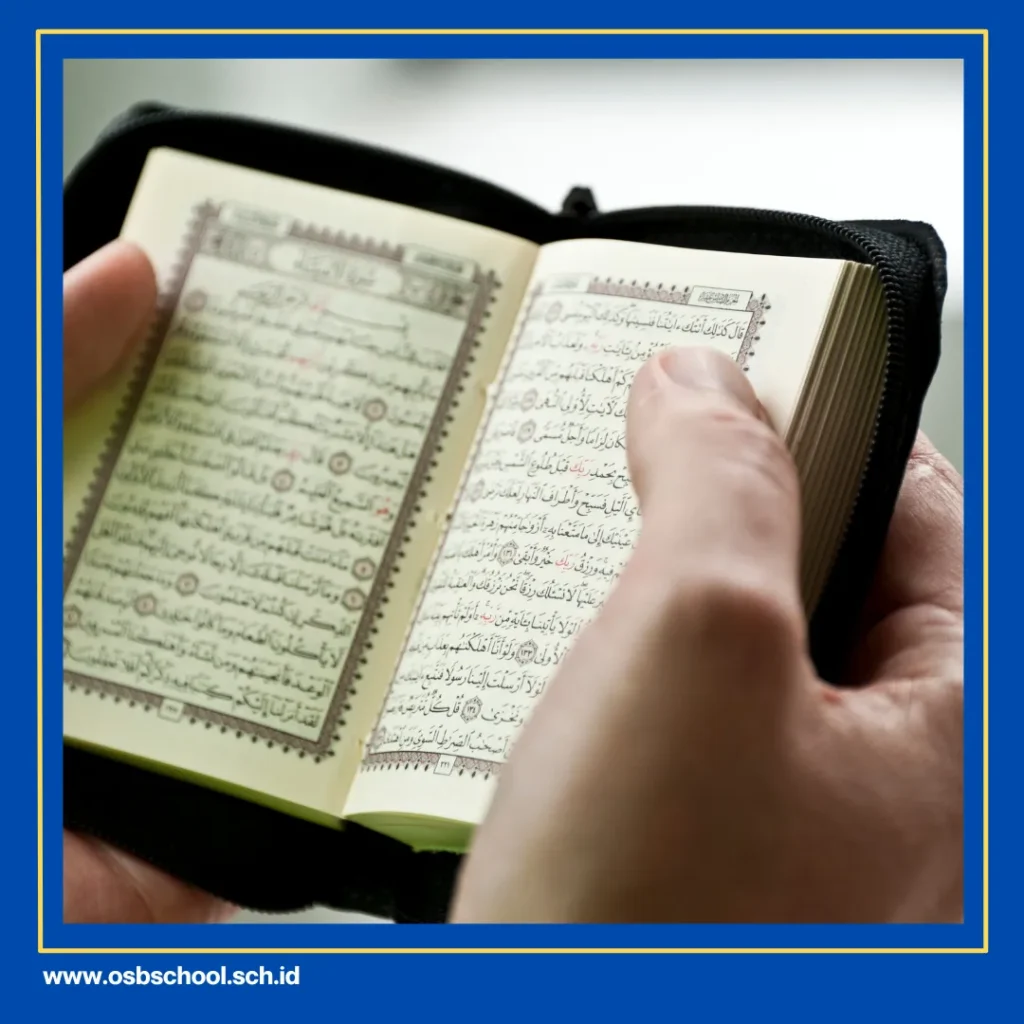 orang sedang membaca alquran