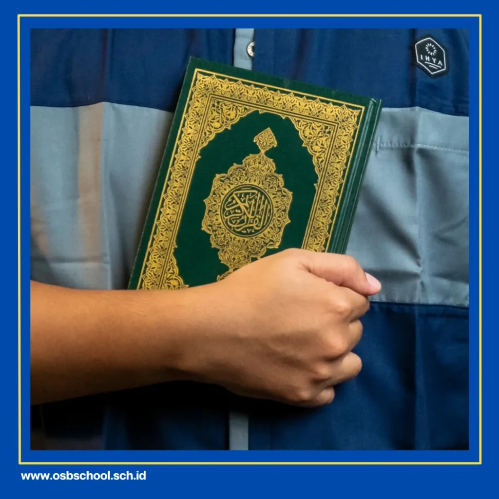 orang sedang membaca alquran