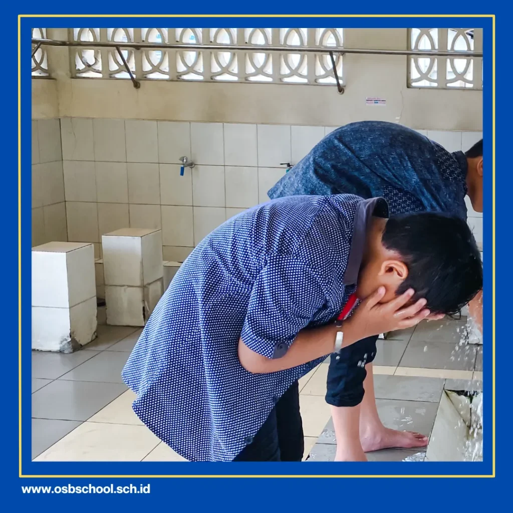 salah satu adab membaca Alquran adalah