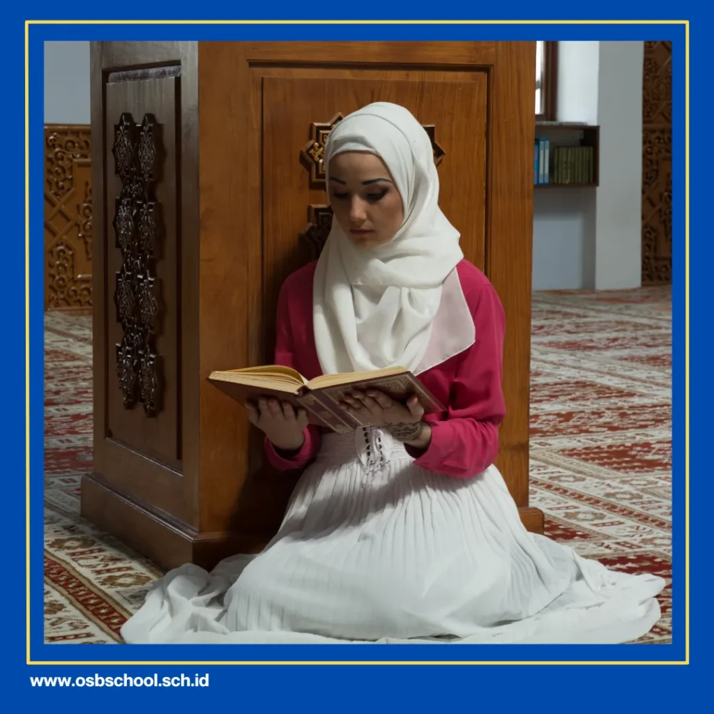 perempuan membaca alquran