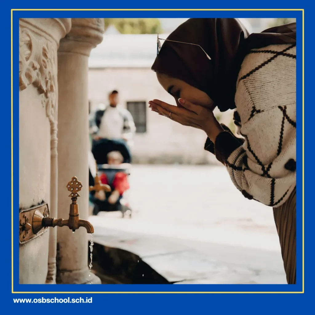 perempuan membaca alquran