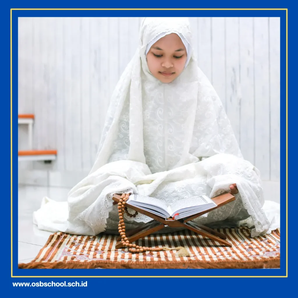 perempuan membaca alquran