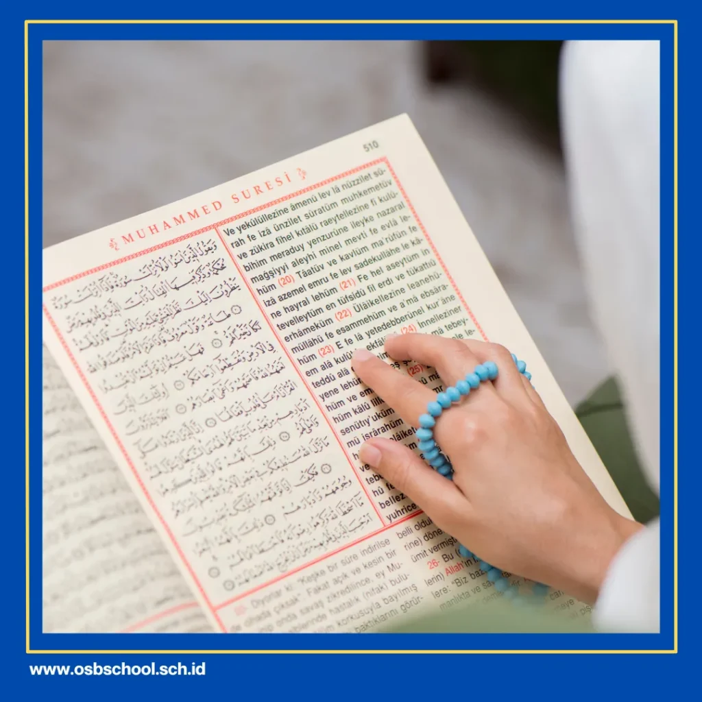 perempuan membaca alquran
