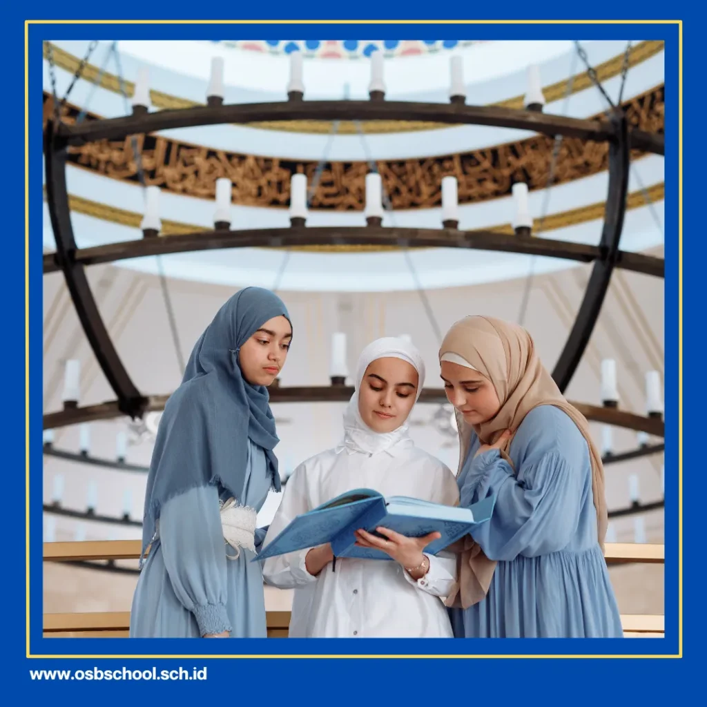 perempuan membaca alquran