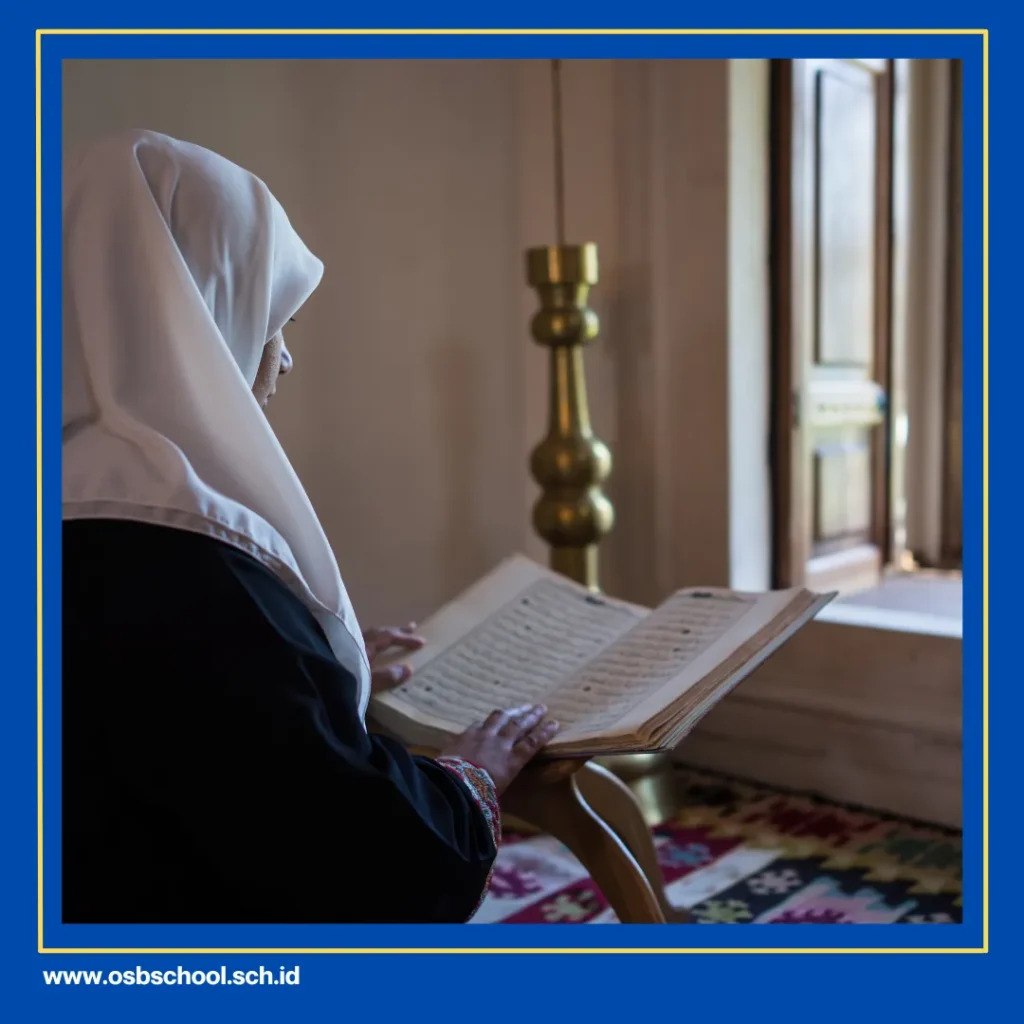 perempuan membaca alquran