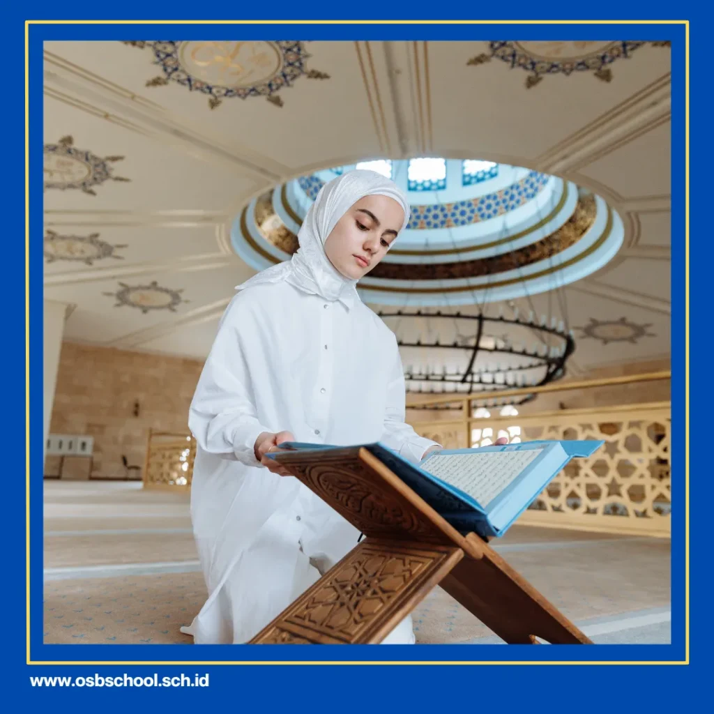 membaca alquran sesuai dengan kaidah tajwid hukumnya adalah